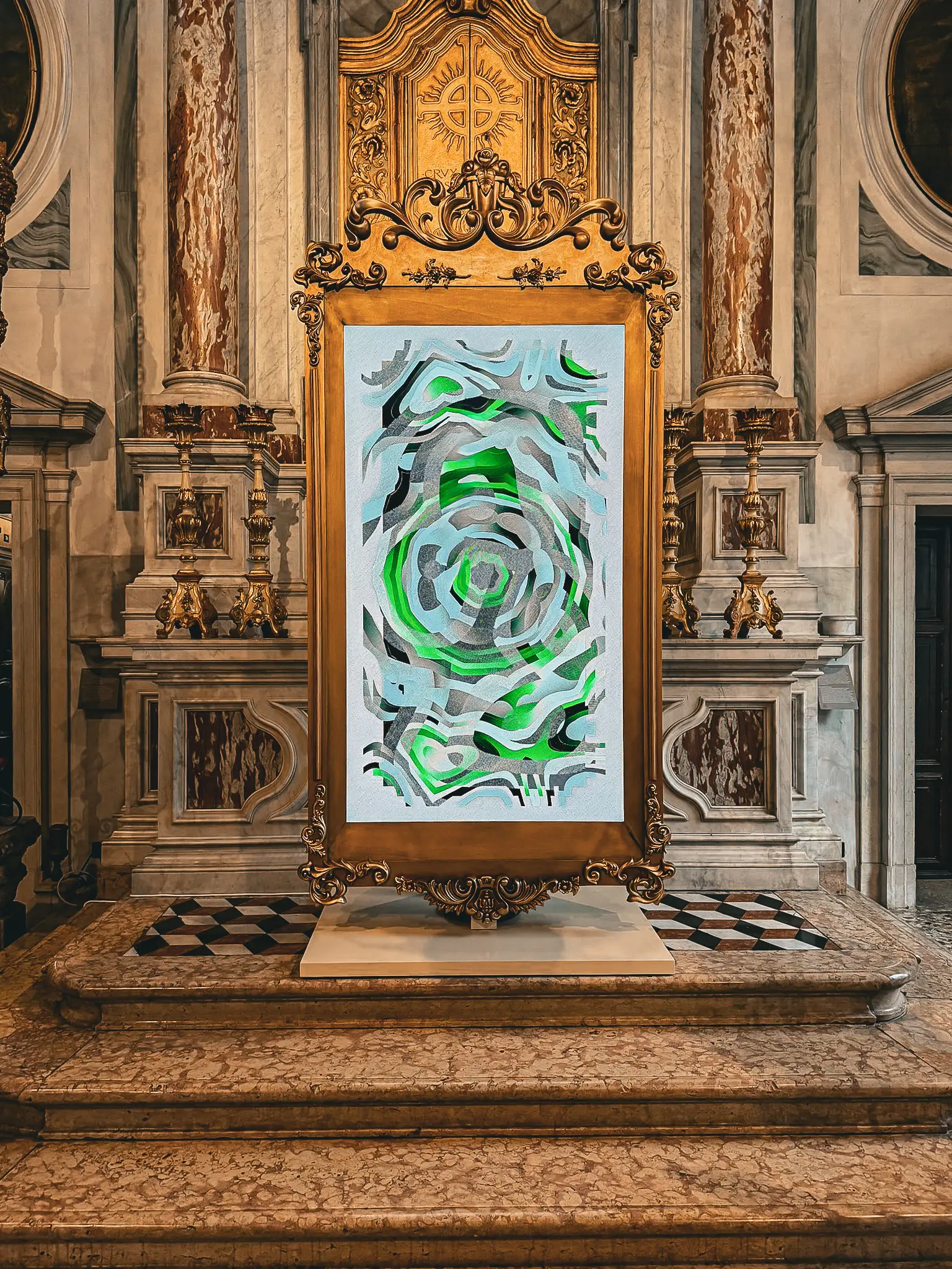 Œuvre sur un écran dans un cadre doré devant un autel d'église, Bright Moments Venise.